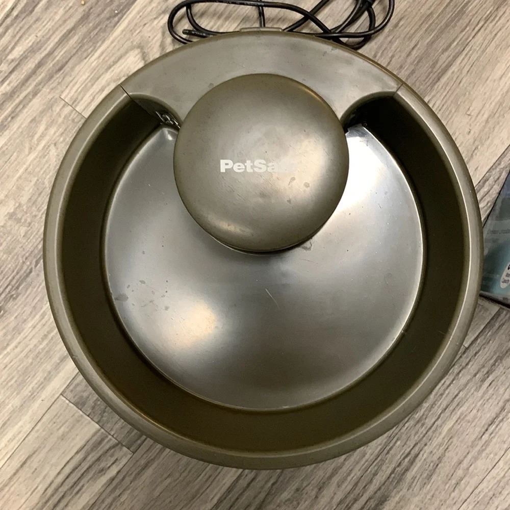 Pet filtered water bowl